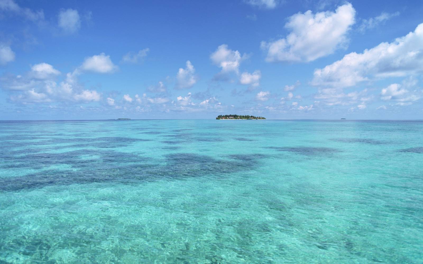 Aquamarine_sea_and_sky_in_Hawaii_JY074_350A