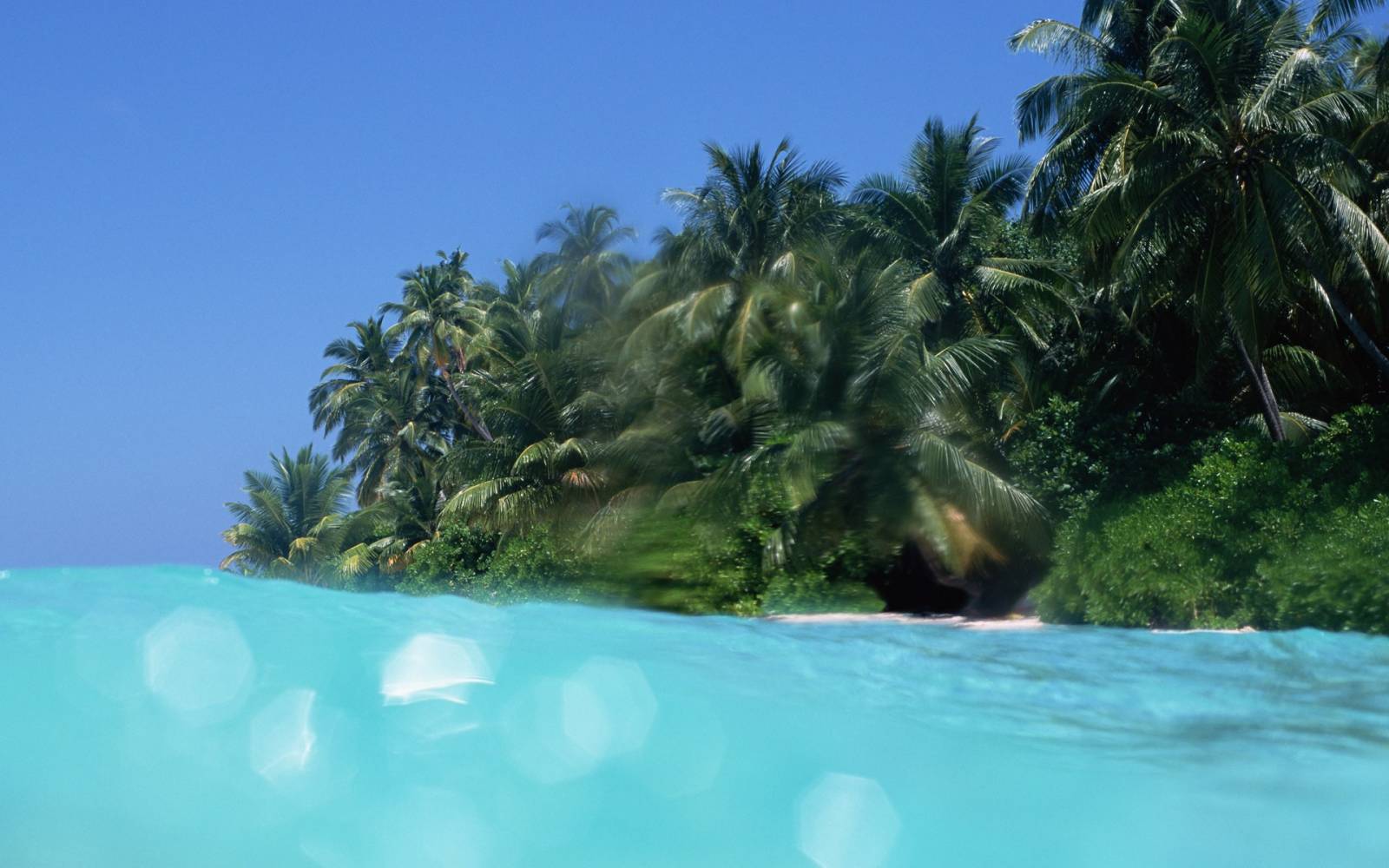 Aquamarine_water_sea_sky_in_Hawaii_JY122_350A